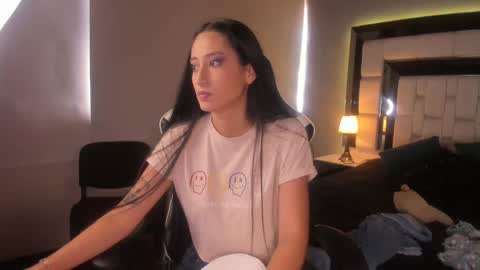 Snapshot of violetskinny chatting on February 2025 07:11:01 PM violetskinny online show from February 2025 07:11:01 PM