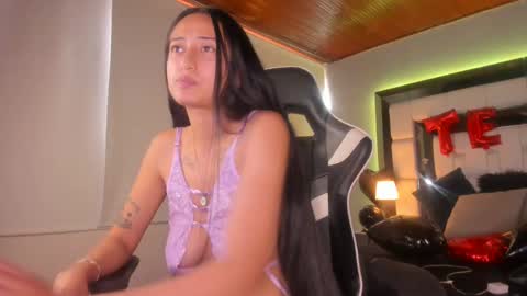 Snapshot of violetskinny chatting on February 2025 09:41:02 PM violetskinny online show from February 2025 09:41:02 PM