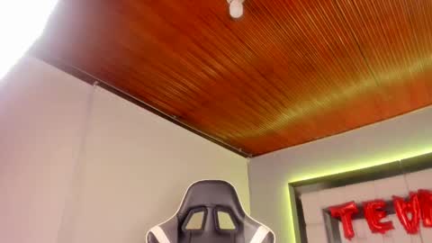 Snapshot of violetskinny chatting on February 2025 11:36:02 PM violetskinny online show from February 2025 11:36:02 PM