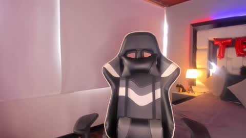 Snapshot of violetskinny chatting on March 2025 08:00:02 PM violetskinny online show from March 2025 08:00:02 PM