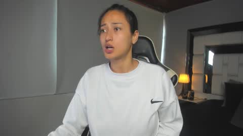 Snapshot of violetskinny chatting on January 2026 08:33:01 PM violetskinny online show from January 2026 08:33:01 PM