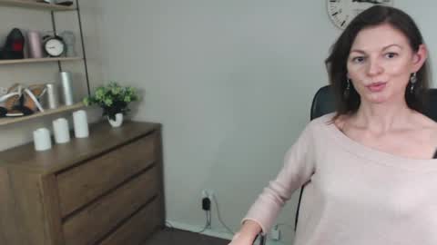 Vivian online show from December 2024 01:17:01 PM