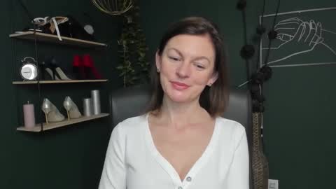 Vivian online show from October 2025 05:52:01 AM