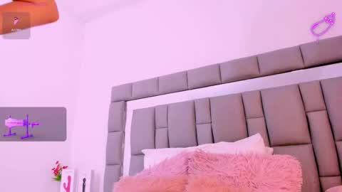 Snapshot of vivianne_scott chatting on October 2025 12:11:01 PM Vivi online show from October 2025 12:11:01 PM