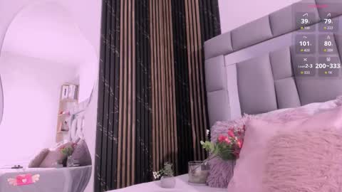 Snapshot of vivianne_scott chatting on October 2025 12:05:02 PM Vivi online show from October 2025 12:05:02 PM