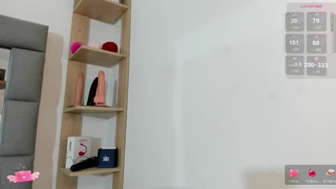 Snapshot of vivianne_scott chatting on October 2025 12:05:02 PM Vivi online show from October 2025 12:05:02 PM