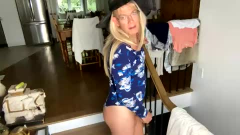 Snapshot of viviannexxx2022 chatting on August 2026 07:56:01 PM Vivlove online show from August 2026 07:56:01 PM