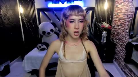 Snapshot of vivienne_hadid chatting on June 2026 04:33:01 PM vivienne hadid online show from June 2026 04:33:01 PM
