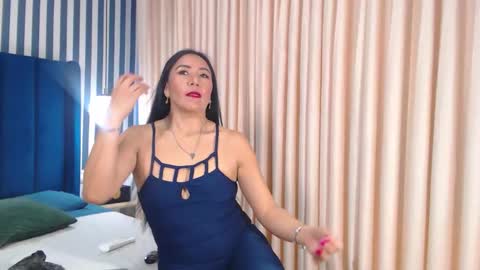 Snapshot of viviennerosette chatting on November 2025 01:04:02 PM Vivian online show from November 2025 01:04:02 PM
