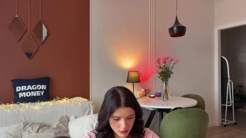 Mia online show from March 2025 11:38:02 AM