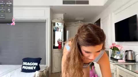 Mia online show from November 2025 07:22:01 AM