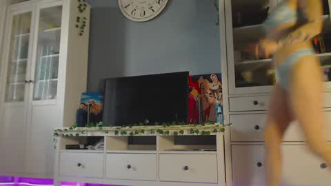 Snapshot of weed_princesss chatting on December 2024 12:03:01 PM moon online show from December 2024 12:03:01 PM