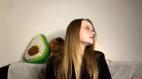 Snapshot of weicauley chatting on December 2025 05:18:02 PM Elise online show from December 2025 05:18:02 PM