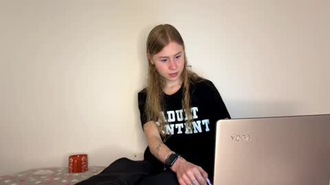 Snapshot of wellskiffle chatting on October 2025 04:08:02 PM wellskiffle online show from October 2025 04:08:02 PM