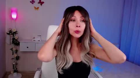 Snapshot of wendifoster chatting on November 2025 07:04:02 PM Wendi Foster online show from November 2025 07:04:02 PM