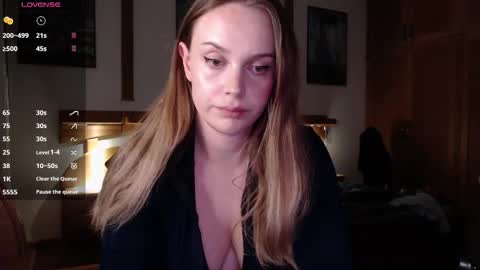 Lana online show from October 2025 06:38:02 PM