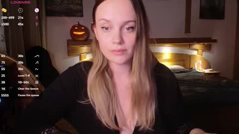 Lana online show from October 2025 07:49:01 PM