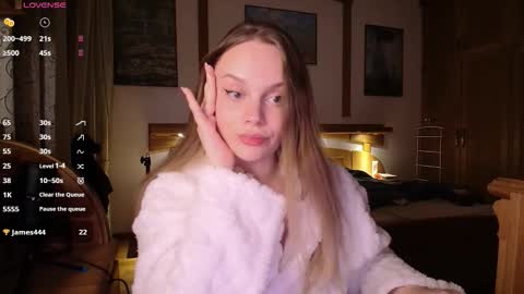 Lana online show from November 2025 09:15:01 PM