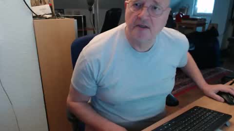 Snapshot of wetwo chatting on November 2025 11:49:02 AM WeTwo online show from November 2025 11:49:02 AM