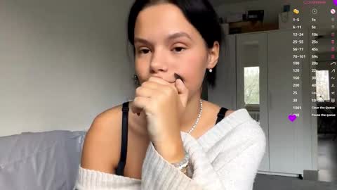 Mia online show from December 2025 08:01:02 AM