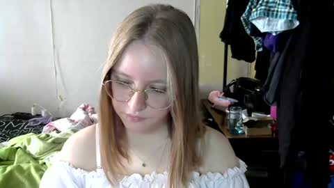 Snapshot of willenasow chatting on July 2026 05:44:01 AM Olivia online show from July 2026 05:44:01 AM