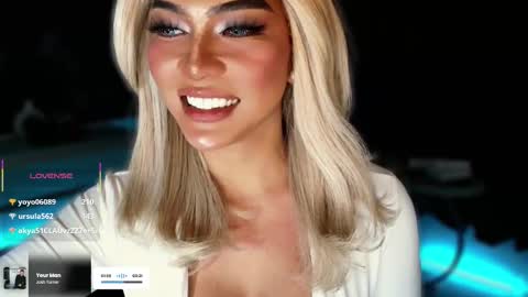 Snapshot of womanofyourdesire_ts chatting on October 2025 06:17:01 PM Julia online show from October 2025 06:17:01 PM