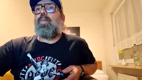 Snapshot of womenizzeer chatting on October 2025 10:59:02 PM Adam online show from October 2025 10:59:02 PM