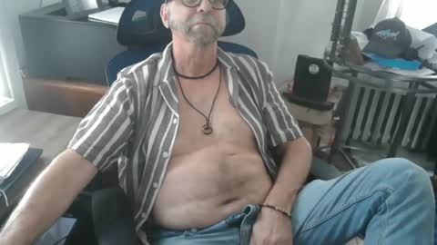 Snapshot of woodworker6473 chatting on June 2026 06:56:01 PM woodworker6473 online show from June 2026 06:56:01 PM
