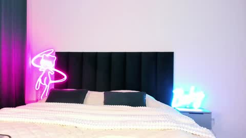 Emi online show from December 2024 08:11:01 PM