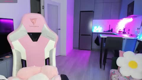 Emi online show from October 2025 04:04:01 PM