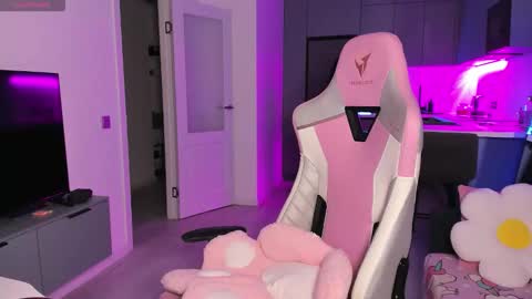 Emi online show from October 2025 05:12:02 PM