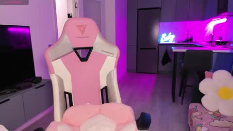 Emi online show from October 2025 05:03:01 PM