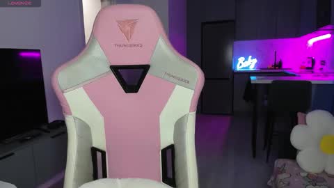 Emi online show from December 2025 04:03:02 PM