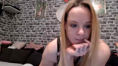 Snapshot of xhotmilf87x chatting on February 2026 10:08:01 PM Milfi online show from February 2026 10:08:01 PM