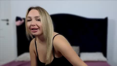 Snapshot of xsexycouples chatting on October 2025 06:41:02 PM AnnaMaee online show from October 2025 06:41:02 PM