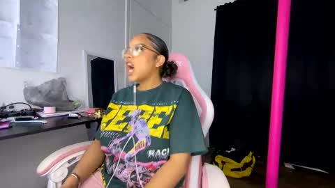 xStarGazingx online show from April 2026 11:20:02 PM