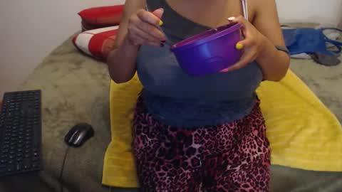 Snapshot of xxxbustybabe27x chatting on February 2026 01:52:02 PM Ayanda online show from February 2026 01:52:02 PM