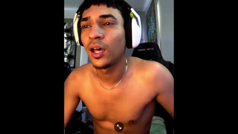 Snapshot of y0ungman_who_loveswork chatting on December 2024 03:31:02 PM Y0ungman online show from December 2024 03:31:02 PM