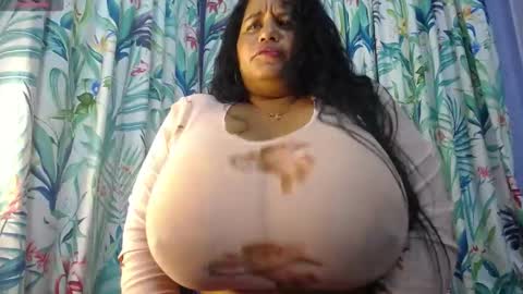 Snapshot of yasmin_bigtits chatting on December 2024 10:27:01 PM Yasmin online show from December 2024 10:27:01 PM