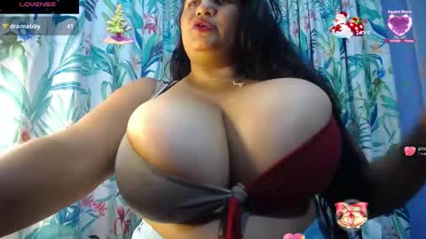 Snapshot of yasmin_bigtits chatting on December 2024 09:06:02 PM Yasmin online show from December 2024 09:06:02 PM