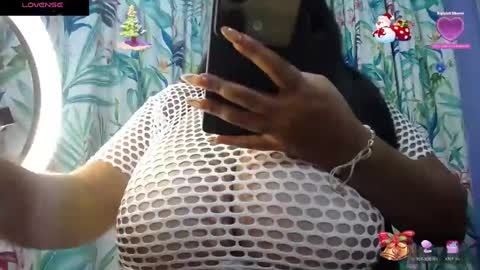 Snapshot of yasmin_bigtits chatting on January 2025 10:22:02 PM Yasmin online show from January 2025 10:22:02 PM