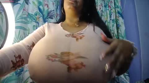 Snapshot of yasmin_bigtits chatting on January 2025 01:04:02 PM Yasmin online show from January 2025 01:04:02 PM