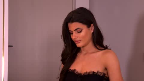 Yasmina  online show from November 2025 04:12:02 AM