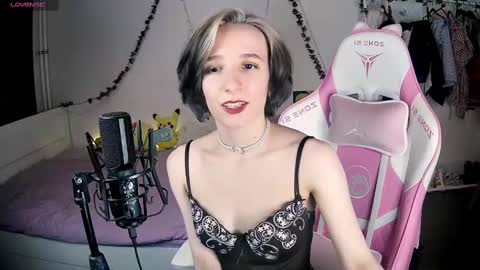 Snapshot of yellow_songbird chatting on February 2025 05:37:02 PM Liya online show from February 2025 05:37:02 PM