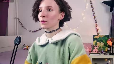 Snapshot of yellow_songbird chatting on September 2025 05:40:02 PM Liya online show from September 2025 05:40:02 PM