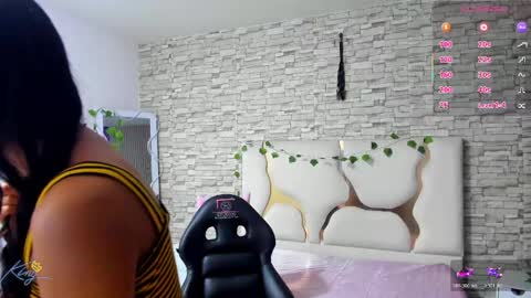 Snapshot of yenn_tay chatting on April 2026 11:52:02 AM ZAYDEN online show from April 2026 11:52:02 AM