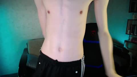 Snapshot of yes_cute_boy_ chatting on April 2026 01:08:02 PM Eden online show from April 2026 01:08:02 PM