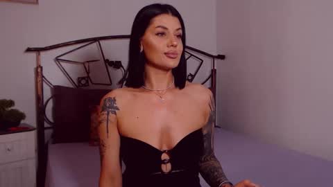 Snapshot of yvonneeverlee chatting on June 2026 07:59:01 PM I V Y online show from June 2026 07:59:01 PM