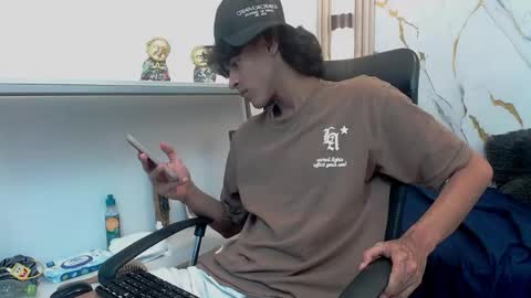 Snapshot of zayn_fox32 chatting on April 2026 01:42:02 AM Zayn online show from April 2026 01:42:02 AM