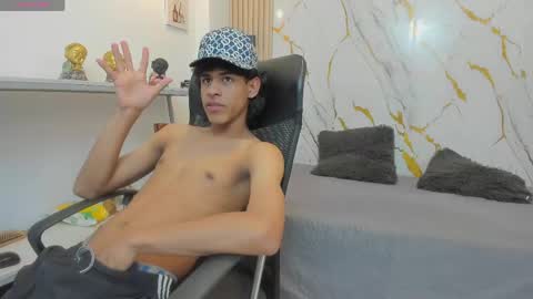 Snapshot of zayn_fox32 chatting on April 2026 07:31:01 PM Zayn online show from April 2026 07:31:01 PM